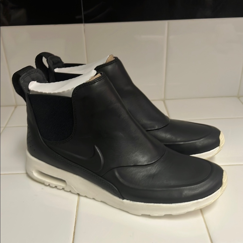 Women’s Nike Air Max Thea Mid